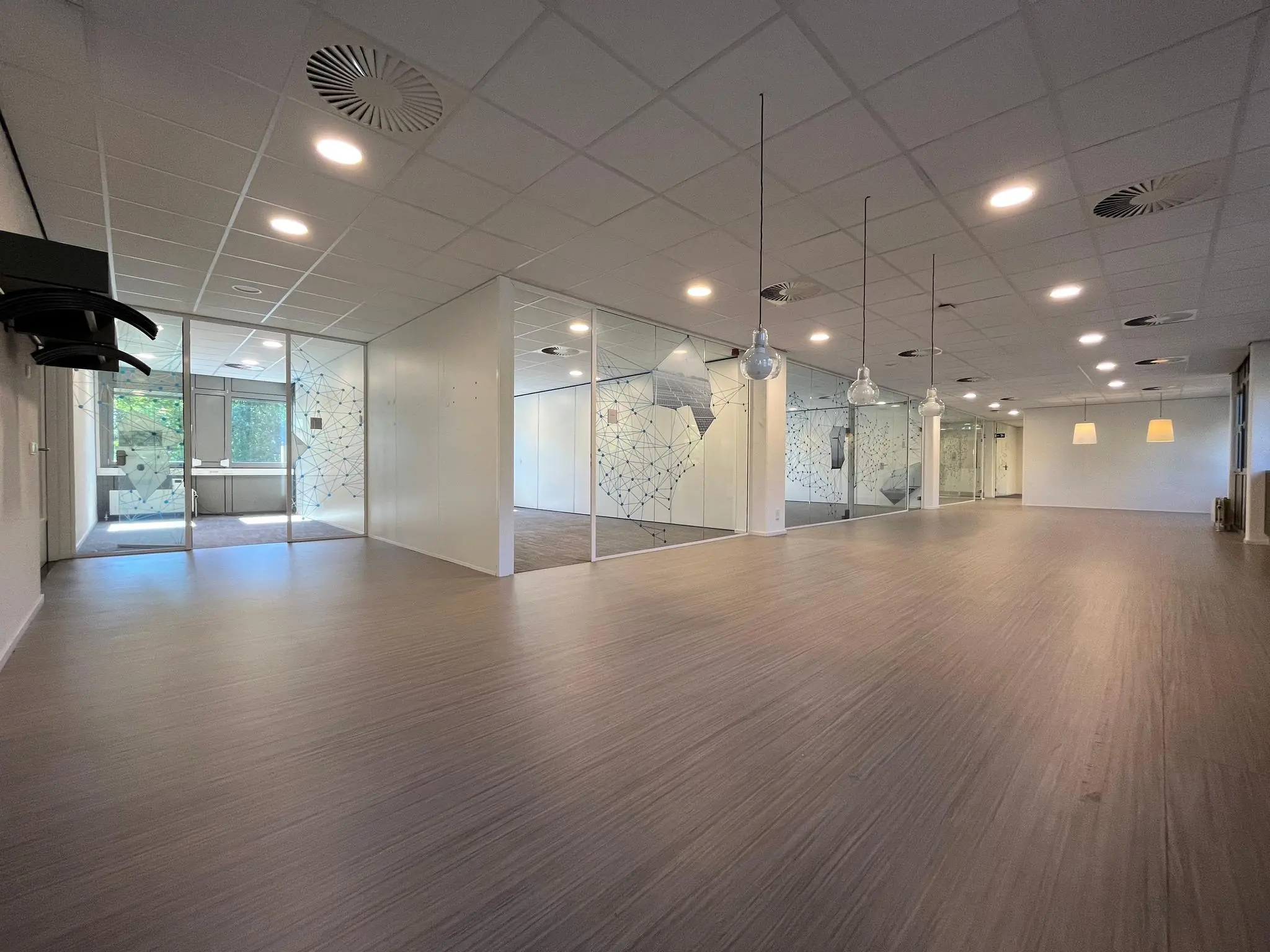 Moderne, ruime kantooretage aan de Barchman Wuytierslaan met glazen scheidingswanden en designverlichting.